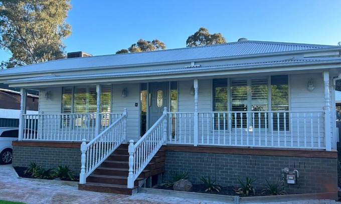Heathcote House | White on Wright