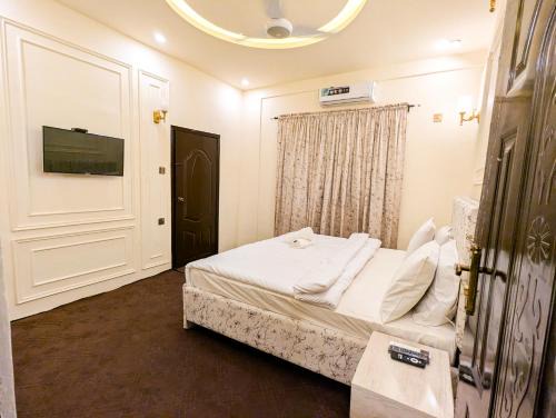 Karachi Bed & Breakfast | White Rose BnB Family - Near Millennium Mall - Airport - National Stadium