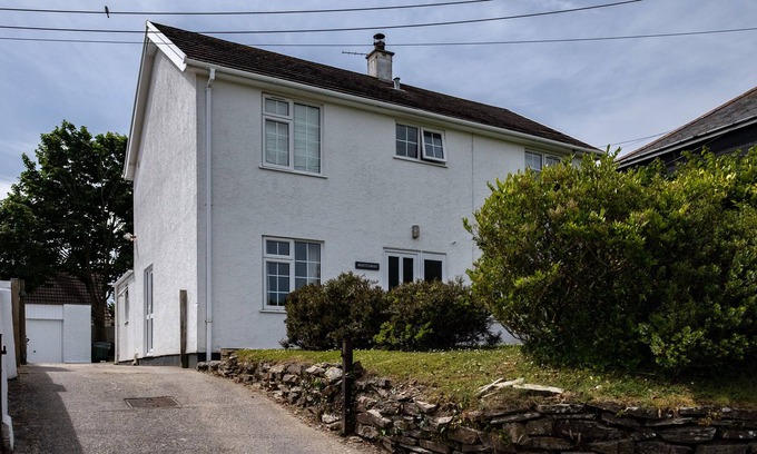 Wadebridge Cottage | WHITEAWAY, pet friendly, with open fire in Rock