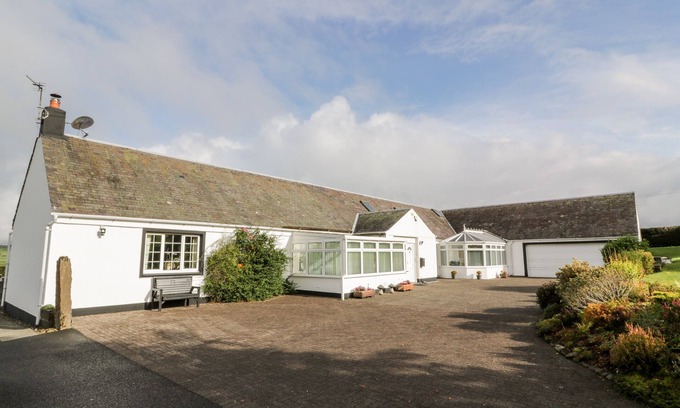 Darvel House | WHITESIDE COTTAGE, family friendly, with open fire in Darvel