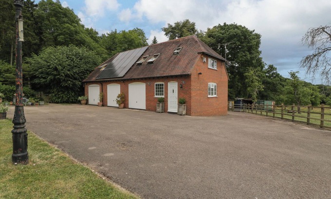 Blaisdon Cottage | WHITLOW LODGE ANNEX, romantic, with a garden in Huntley