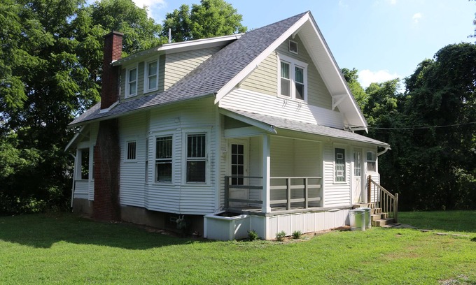 Athens House | Whole House, 5 minutes by car to OU, 2 Bedroom, 1.5 bath, Smart TV, FREE Wi-Fi