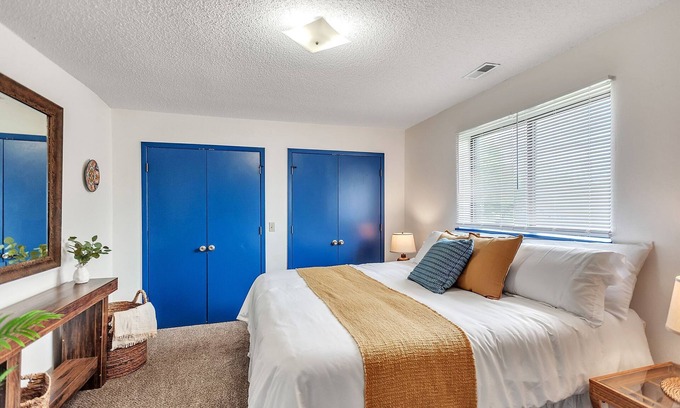 Wichita Apartment | Wichita Roots ~ Midwestern Charm Good WiFi Parking Terrific apartment Book Now!