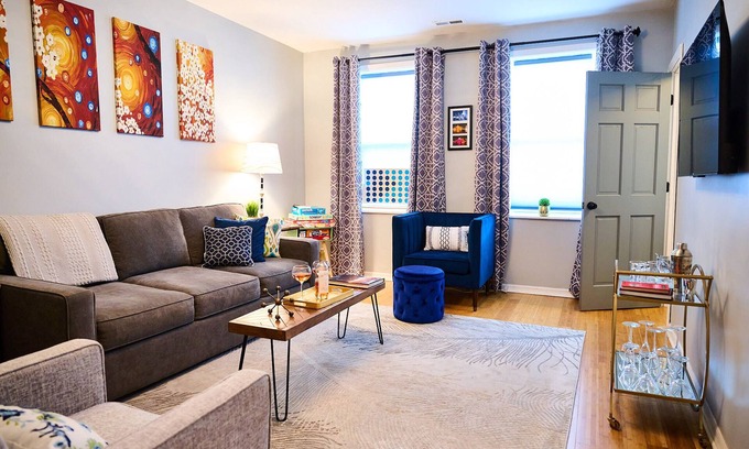 Noble Square Apartment | Wicker Park 2Bdrm Near Downtown & Salt Shed Weekend Special 229.00 Sept 8 - 10