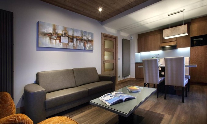 Eclose-Est Apartment | Wifi, 150m from ski slopes, fitness, swimming pool, sauna, hammam, balcony, tv, 45m², Alpe d'Huez