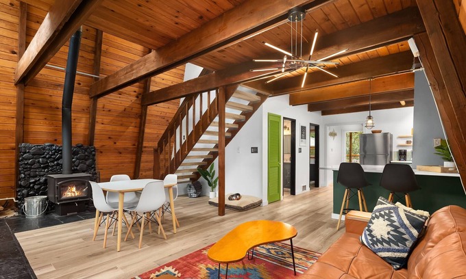 Baring Cabin | Wild Dog Cabin located on Highway 2 - Only 25 min to Steven's Pass!