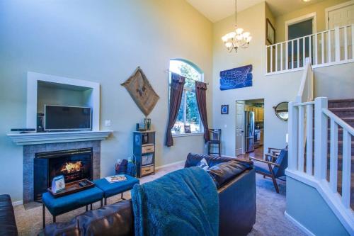 Boyd Acres House | Wildflower Getaway HALF acre yard firepit hot tub bikes Dogs OK