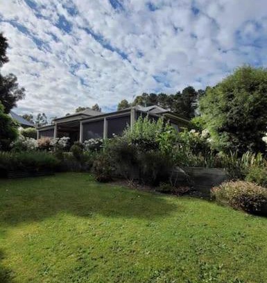 Ballarat East Apartment | Wildlife Park at your door!