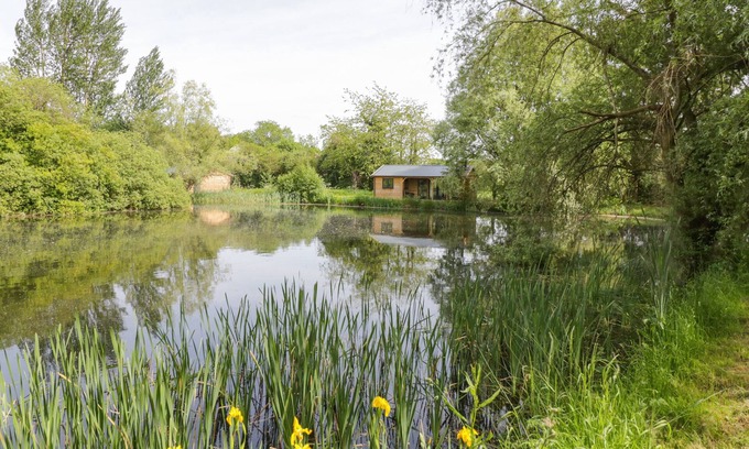 Frankton Cottage | WILLOW, pet friendly, with hot tub in Dunchurch