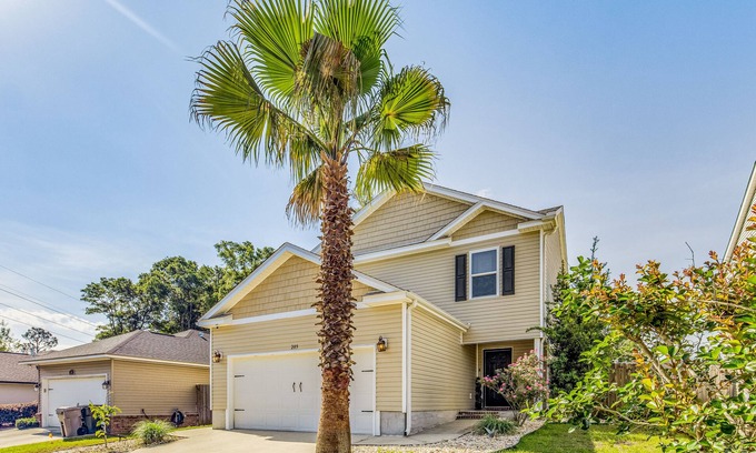 Brent House | Willow's Retreat: Modern Comforts Meet Outdoor Bliss in This Spacious Pensacola Haven