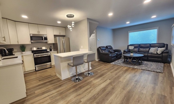 Willowbrook House | Willowbrook Gem 3-bedroom house with AC, WiFi, next to Forest Preserve