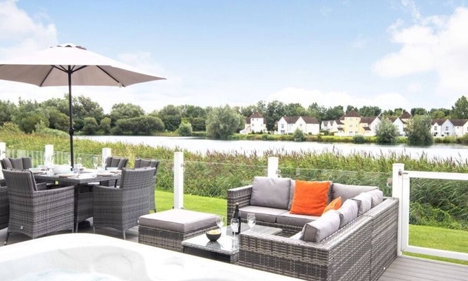 South Cerney House | Windrush Lake 65, Sunset Lodge (P)