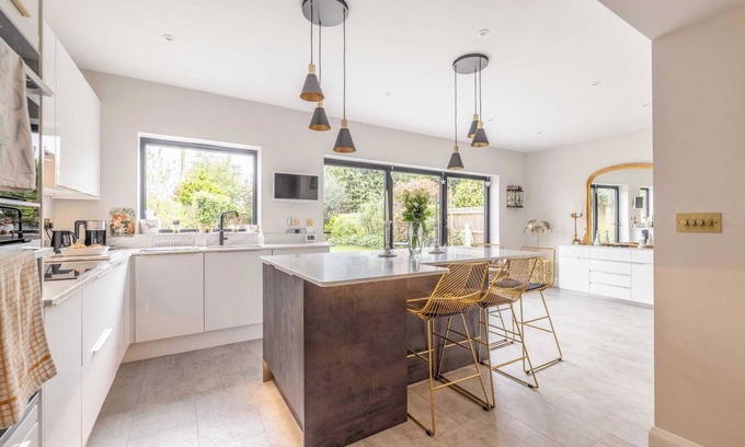 Windsor House | Windsor Charm : Spacious 4-Bed, Parking & Garden