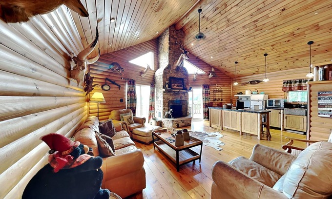 Crellin House | Windy Acres | Dog Friendly + Hot Tub & Great Views!