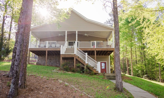 Leasburg Cottage | Wine Down in 5BR Lake Front Home at Hyco Lake