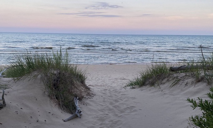 Two Rivers House | Winter escape/hiking/Ice Age Trail/Lake Michigan private beach/balcony/games