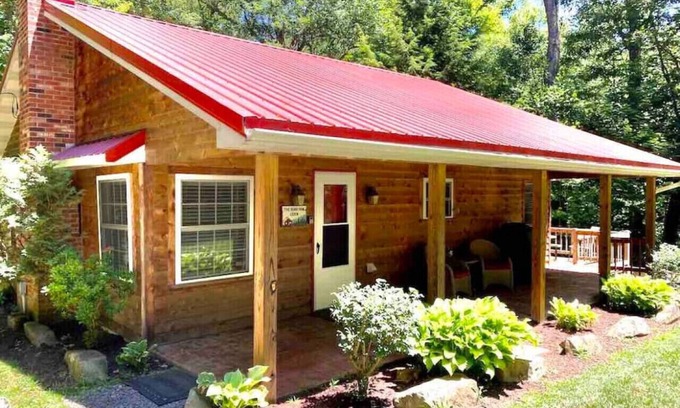 Confluence Cabin | Winter Retreat! Private Stream,Walking Trails & Cozy Fireplace