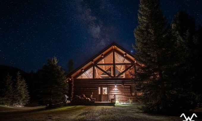 Gallatin Gateway Cabin | Winter Wonderland Cabin! Sleeps 12! Awesome Hot Tub and Fireplace!
