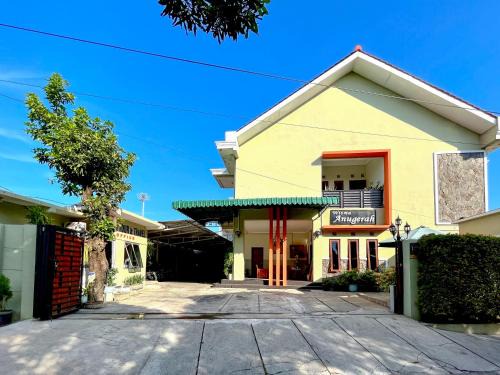Banjarsari House | Wisma Anugerah Redpartner Near Masjid Zayed Solo