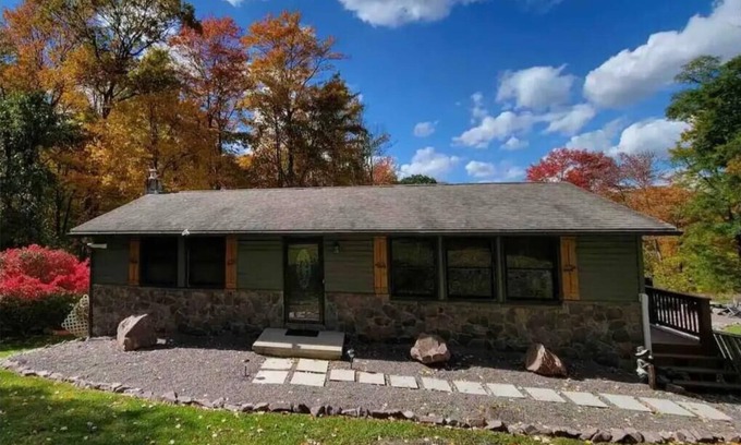 McHenry House | Wisp-ering Hideaway: 5 min to Wisp, covered hot tub, 2 firepits, Dogs, Arcade!