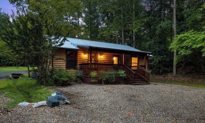 Broken Bow Cabin | Wisteria Cabin | Cozy 2BR, Hot Tub & Family Fun