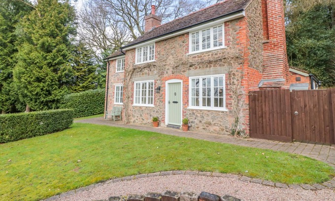 Little Malvern Cottage | WISTERIA COTTAGE, family friendly in Colwall, Herefordshire