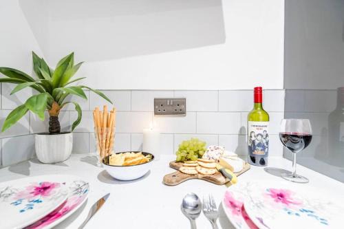 Forest Fields Apartment | Wiverton Apt #2 - Central Location - Free Parking, Fast WiFi and Smart TV by Yoko Property