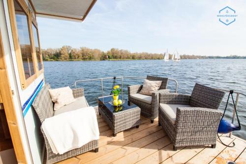 Bad Saarow Boat Rental | WOHLFÜHLBOOT Hausboot - Festlieger im Hafen Bad Saarow - WC an Bord, Dusche an Land