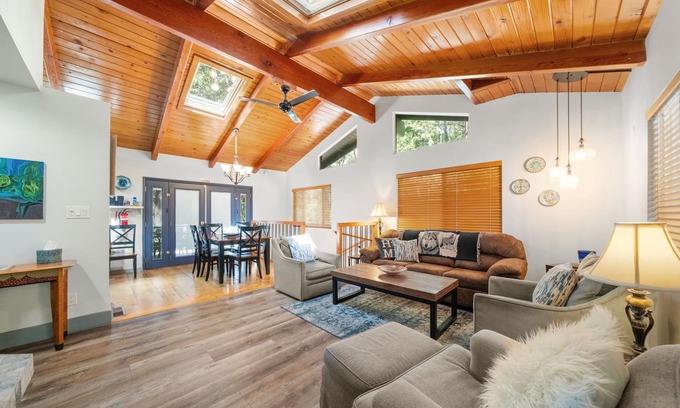 Idyllwild House | Wolf's Creek: Hot tub, On the Creek!