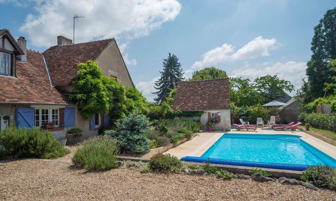 Saint-Denis-sur-Loire House | Wonderful private villa for 6 guests with WIFI, private pool, TV, terrace, pets allowed and park.