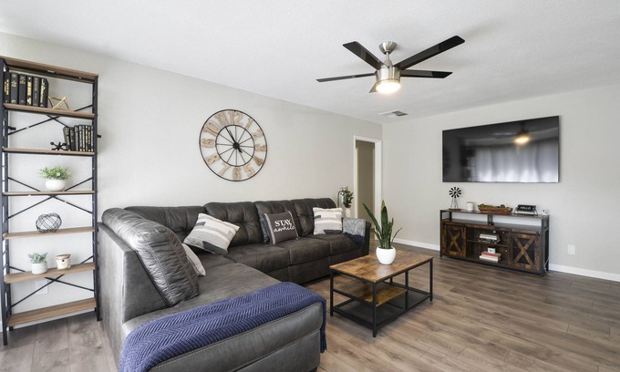 Los Banos House | Wonderful 3 bed 2 bath home with plenty of parking