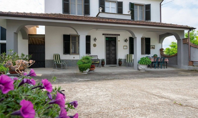 Vigliano d'Asti House | Wonderful private villa for 6 guests with terrace, pets allowed and parking