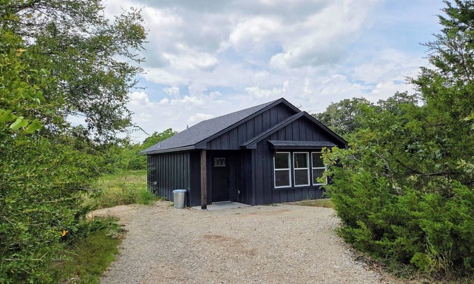Wellborn Cottage | Wonderful pondview cottage with AC in College Station