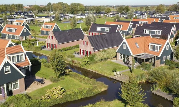 West-Graftdijk House | Wonderful private villa for 10 people with WIFI, pool, TV, terrace and parking