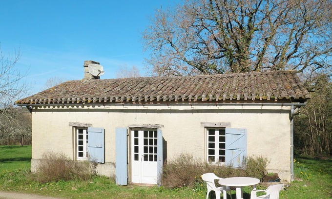 Labretonie Villa | Wonderful private villa for 3 guests with TV, terrace, pets allowed and parking