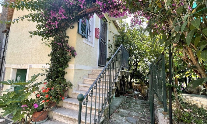 Ranzi House | Wonderful private villa for 4 guests with WIFI, TV, patio, pets allowed, panoramic view and park.