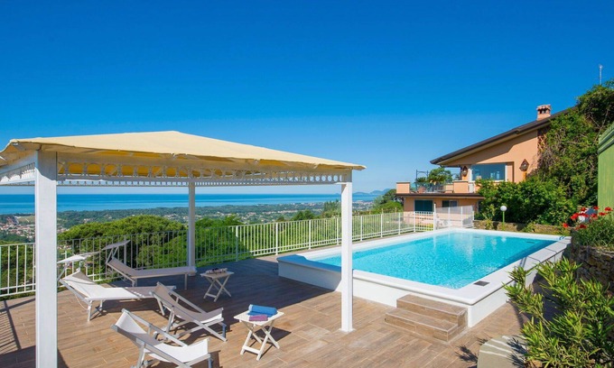 Montignoso Villa | Wonderful private villa with WIFI, A/C, private pool, TV, patio, pets allowed and parking