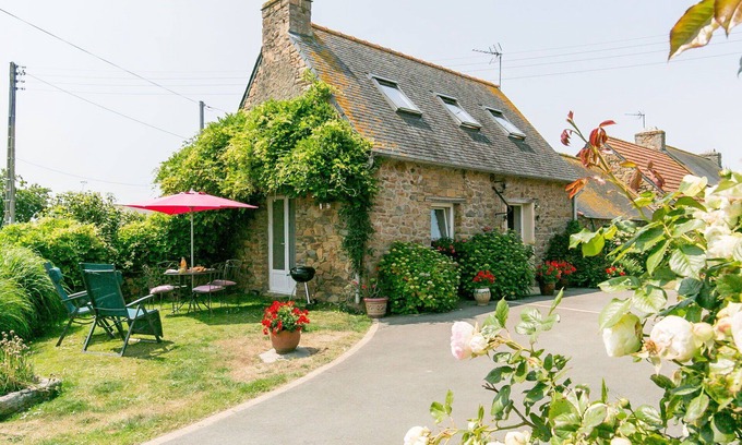 Saint-Jean-du-Doigt Villa | Wonderful private villa for 2 guests with WIFI, TV, patio, pets allowed and parking