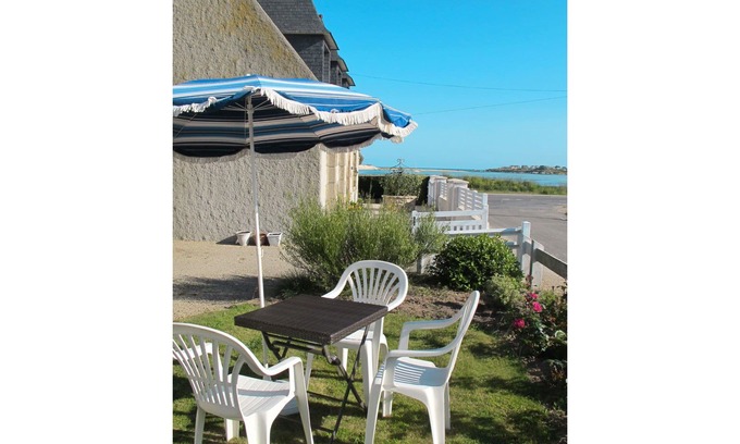 Plounevez-Lochrist House | Wonderful private villa for 3 guests with WIFI, TV, terrace, pets allowed and parking