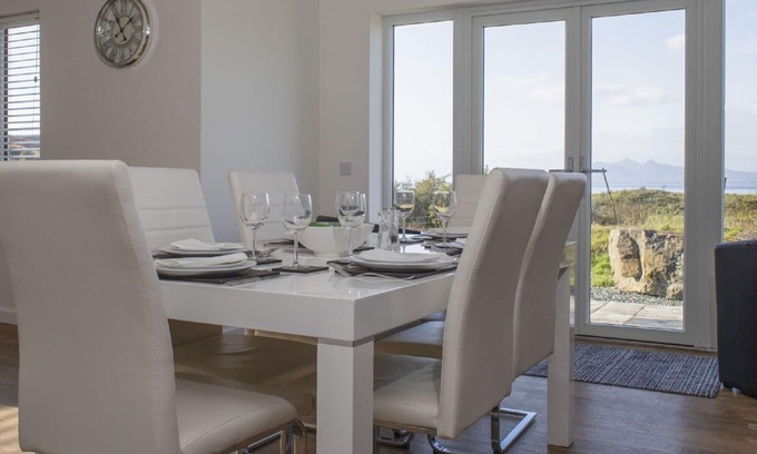 Tarskavaig House | Wonderful private villa for 6 people with TV, panoramic view and parking