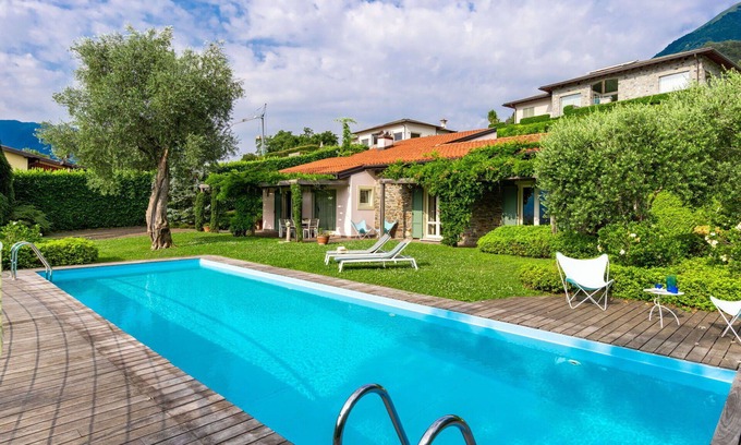Griante Villa | Wonderful private villa for 6 people with WIFI, private pool, terrace, pets allowed and parking
