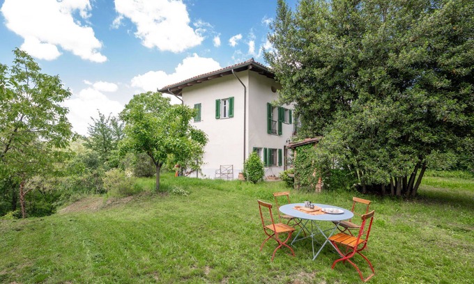 Soglio Villa | Wonderful private villa for 7 guests with TV, balcony and parking