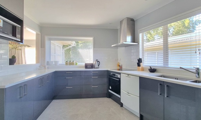 Pakuranga Heights Apartment | Wonderful Renovated 4BR House - Netflix