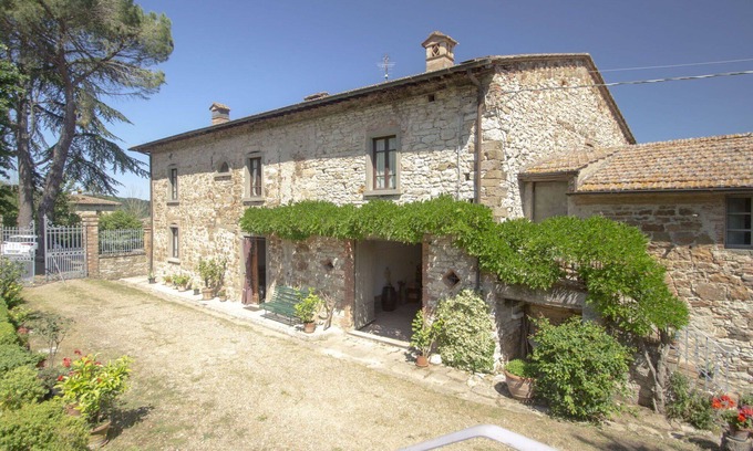 Radda in Chianti Villa | Wonderful villa for 6 guests with WIFI, TV, terrace, pets allowed, panoramic view and parking