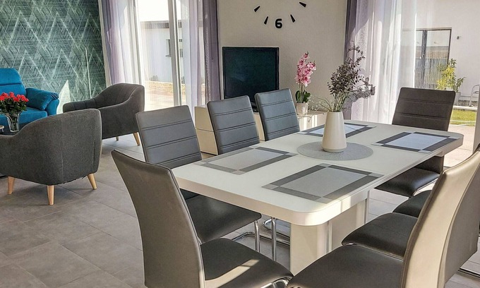 Brakel House | Wonderful villa for 6 guests with WIFI, TV, terrace, pets allowed and parking