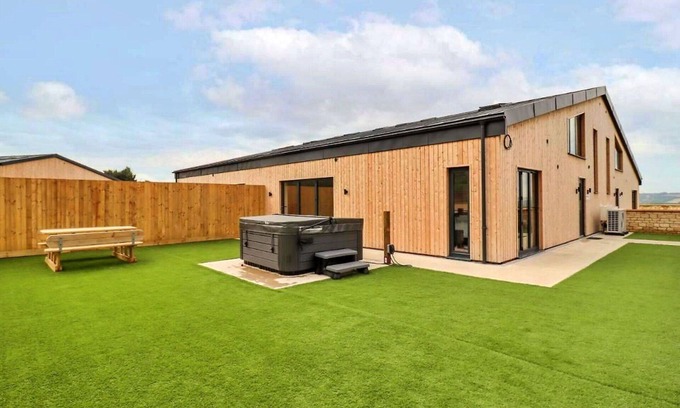 Little Rissington House | Wonderful villa for 6 guests with WIFI, hot tub, pets allowed and parking