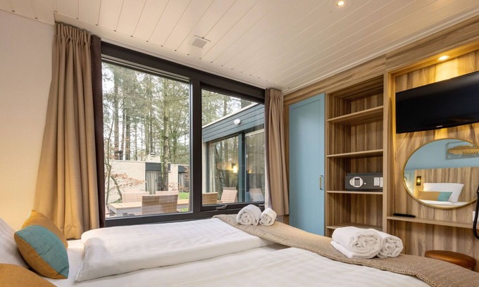Heijen House | Wonderful villa for 6 guests with WIFI, pool, hot tub, TV, terrace and parking