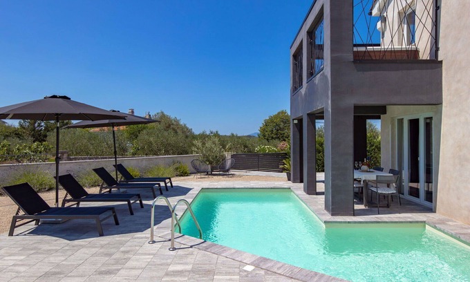 Sveti Ivan Dobrinjski House | Wonderful villa with private pool, WIFI, hot tub, A/C, TV, terrace, pets allowed and parking