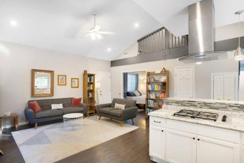 Encanto House | Wonderland Retreat - Near Downtown, Free Parking