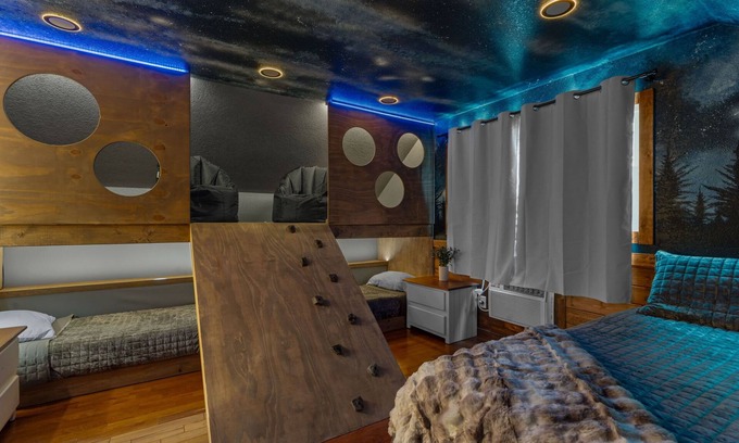South Pittsburg Cabin | Wood Haven Cabin with a hot tub, fire pit, & indoor pool!